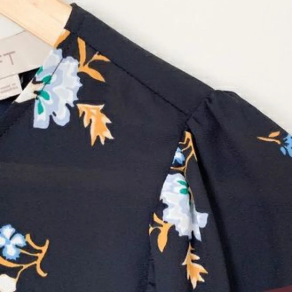 LOFT Vine Puff Sleeve Blouse in Navy/Floral Print Size M
